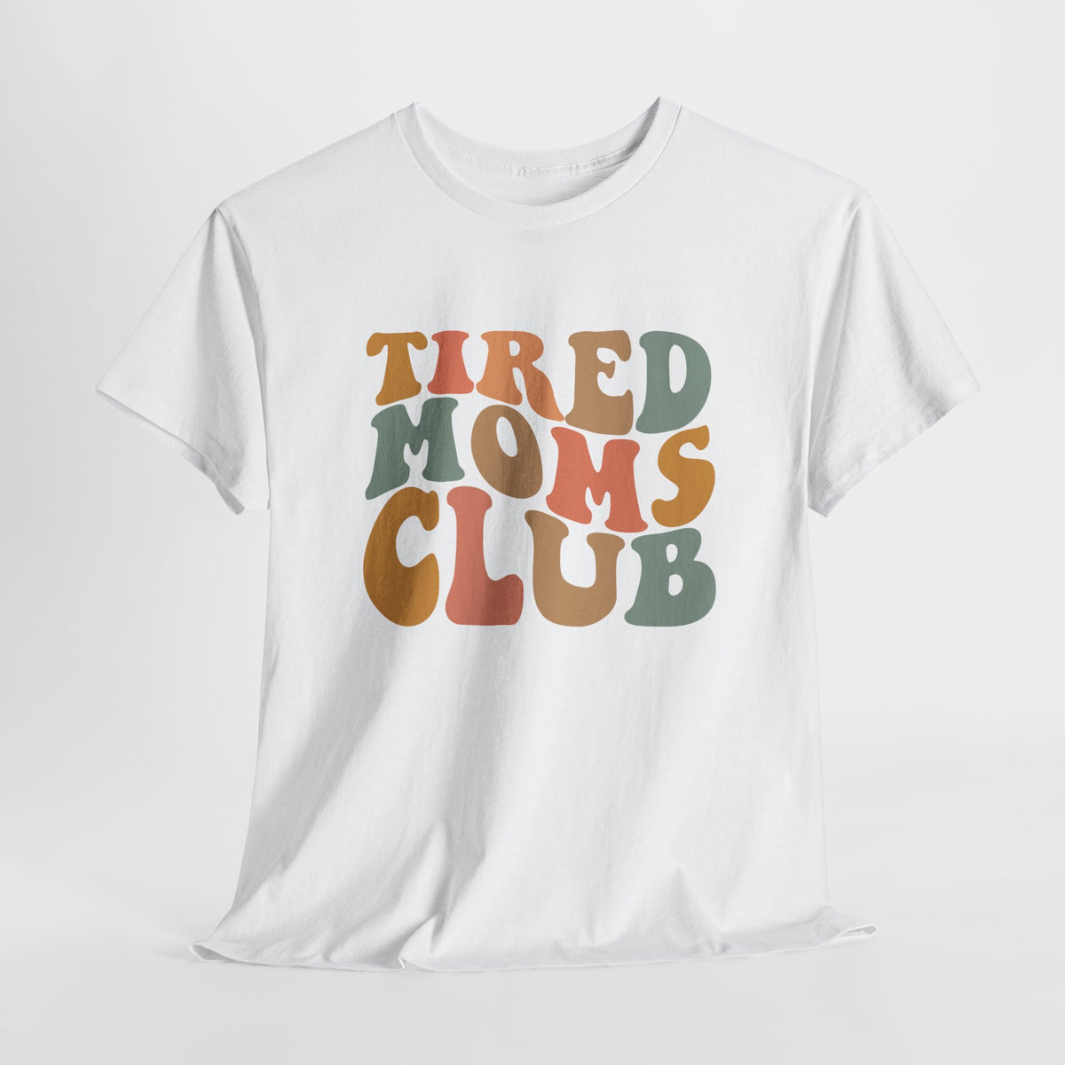 Wit T-shirt met ronde hals en 'Tired Moms Club' borstprint in felle kleuren.
