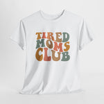 Wit T-shirt met ronde hals en 'Tired Moms Club' borstprint in felle kleuren.