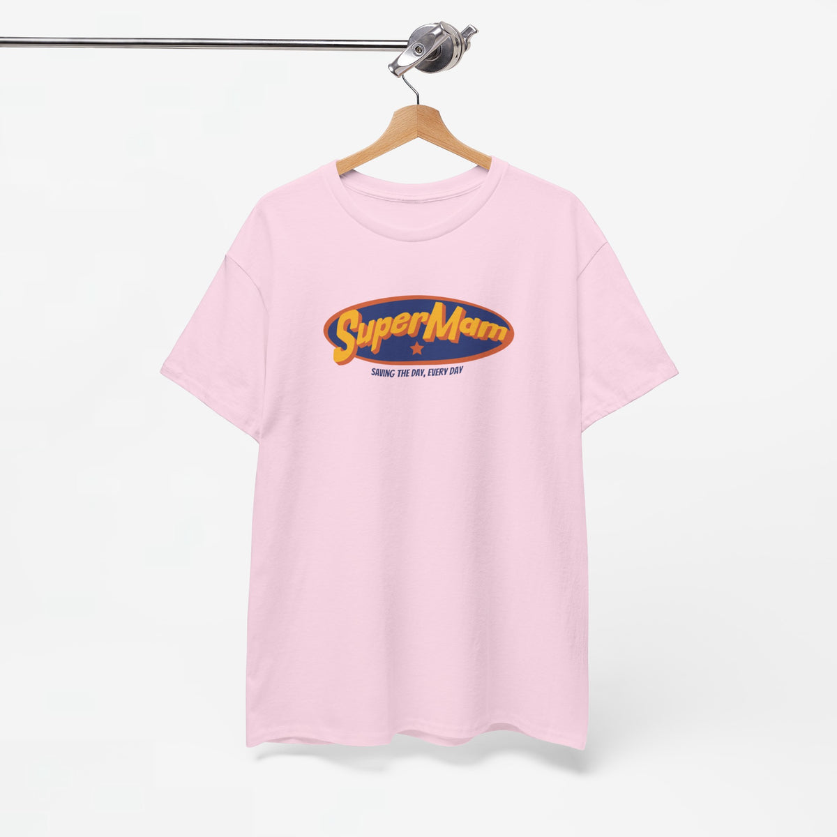 Roze T-shirt aan kleerhanger met SuperMam-logo op de borst