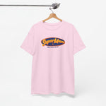 Roze T-shirt aan kleerhanger met SuperMam-logo op de borst