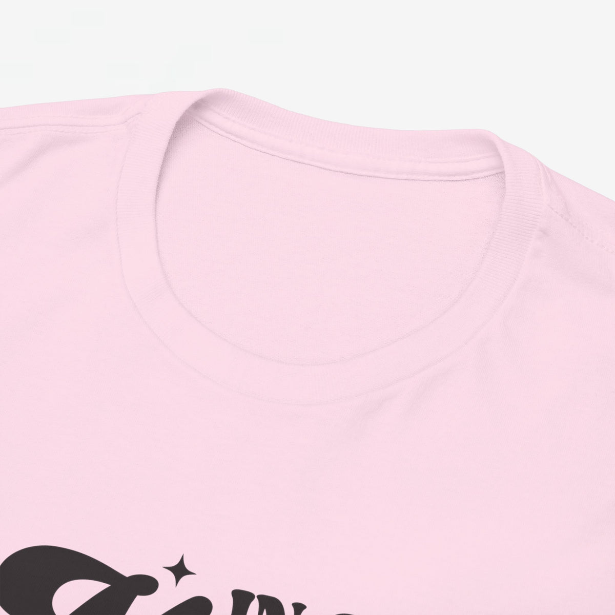 Roze T-shirt, close-up van ronde hals en deel van borstprint “In my Mom Era”.