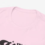 Roze T-shirt, close-up van ronde hals en deel van borstprint “In my Mom Era”.