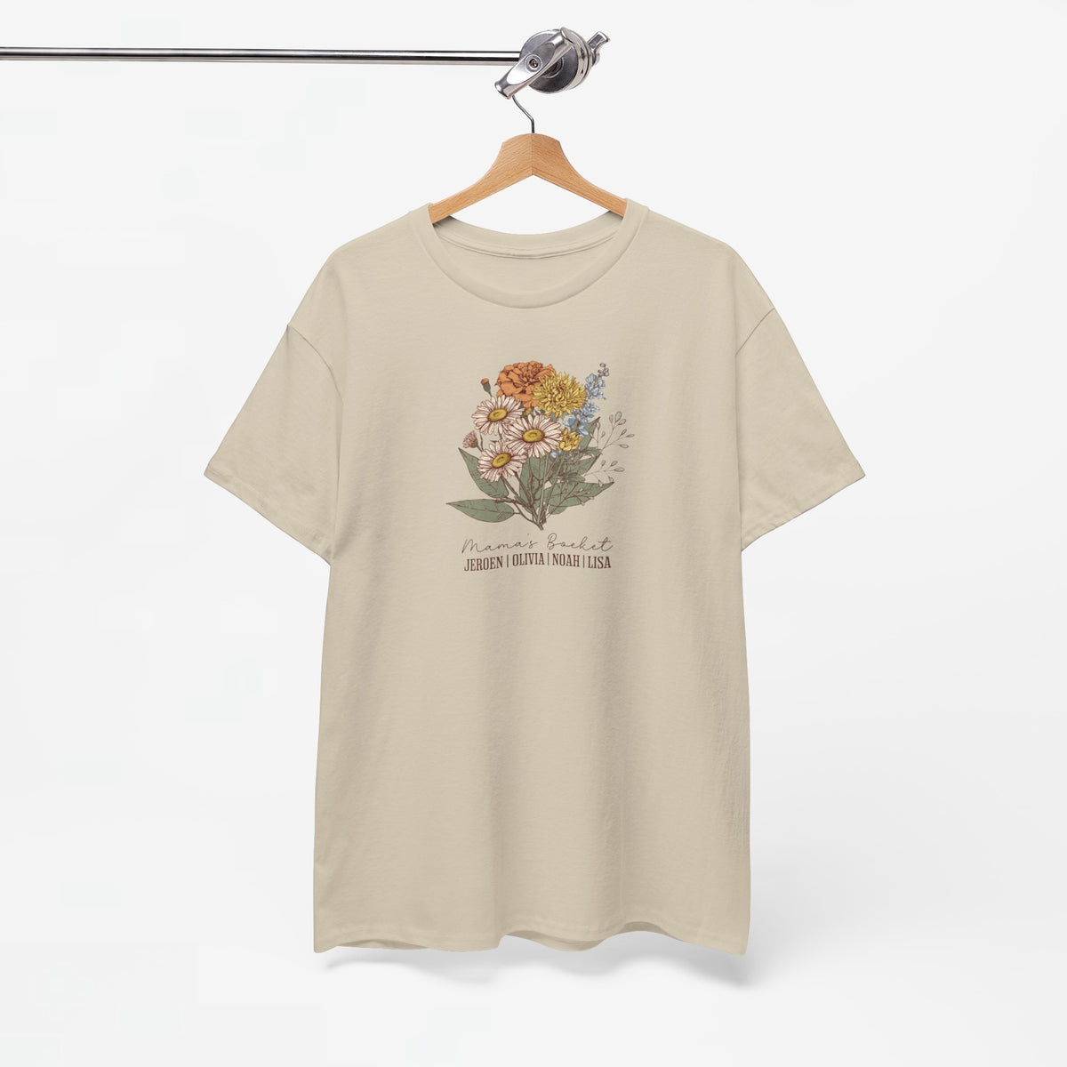 Beige T-shirt aan een houten hanger met bloemenboeketprint op de borst