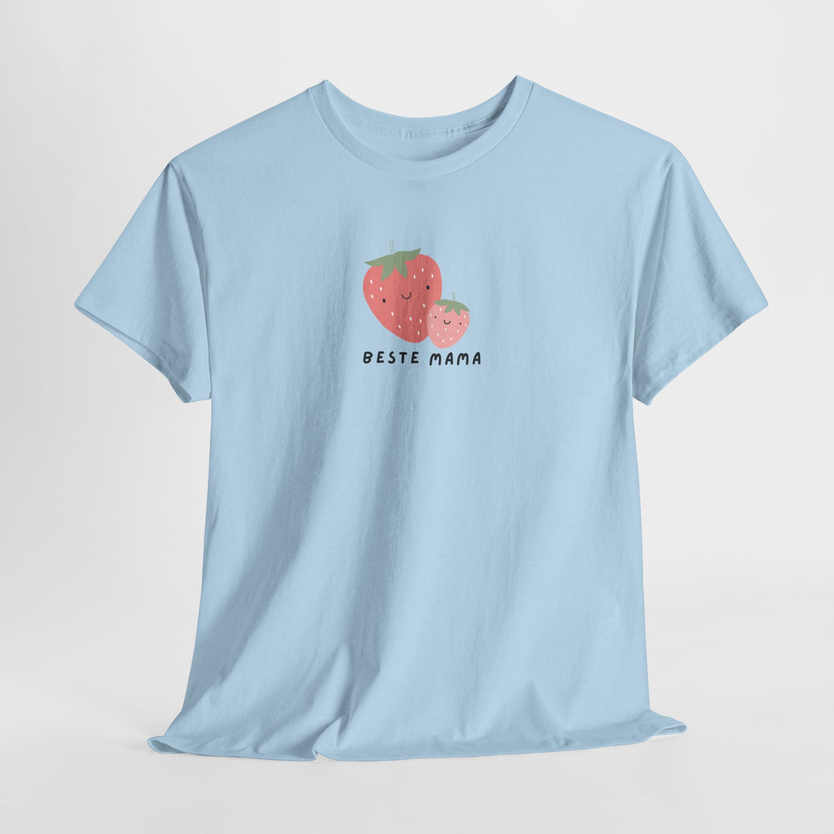 Lichtblauwe T-shirt met ronde hals en korte mouwen, centrale aardbei-print “Beste Mama”.