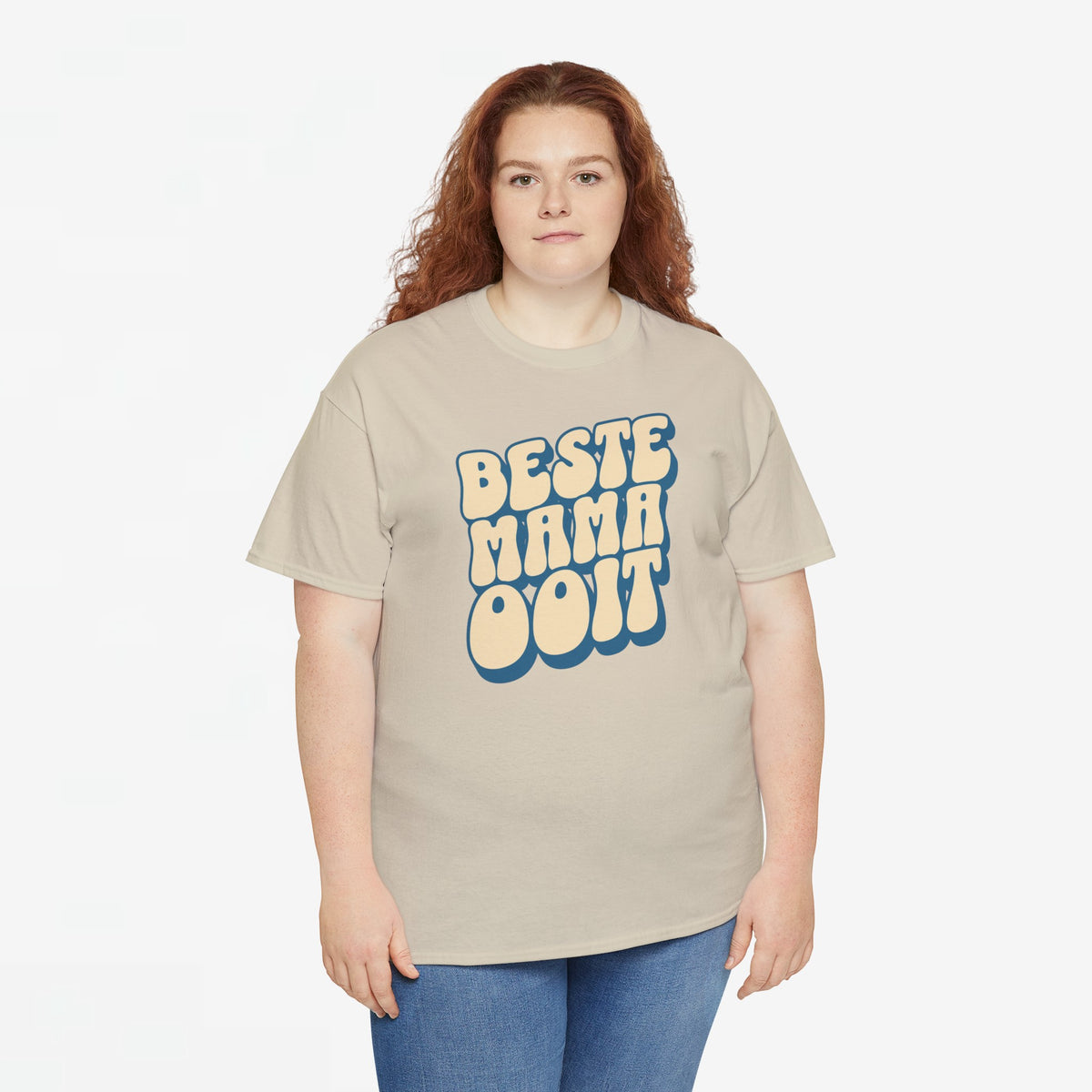 Beige oversized T-shirt met ronde hals en blauwe borstprint, model draagt het recht vooruit.
