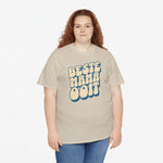 Beige oversized T-shirt met ronde hals en blauwe borstprint, model draagt het recht vooruit.