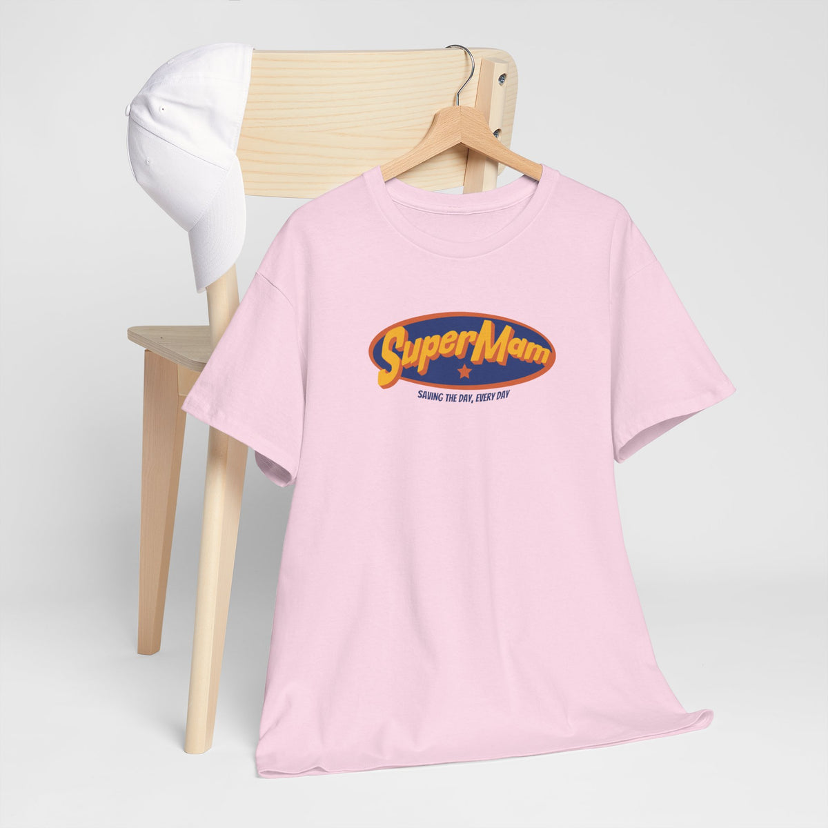 Roze T-shirt met SuperMam-logo, op houten kleerhanger