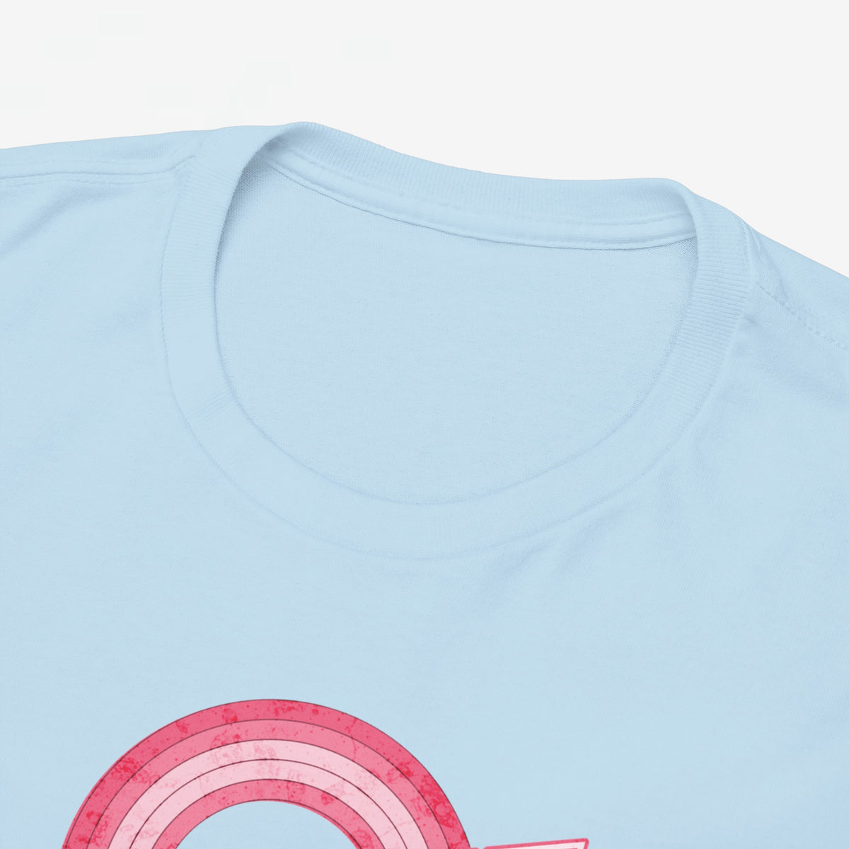 Close-up van lichtblauwe T-shirt kraag en deel van rode “BESTE MAMA” opdruk.