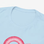 Close-up van lichtblauwe T-shirt kraag en deel van rode “BESTE MAMA” opdruk.