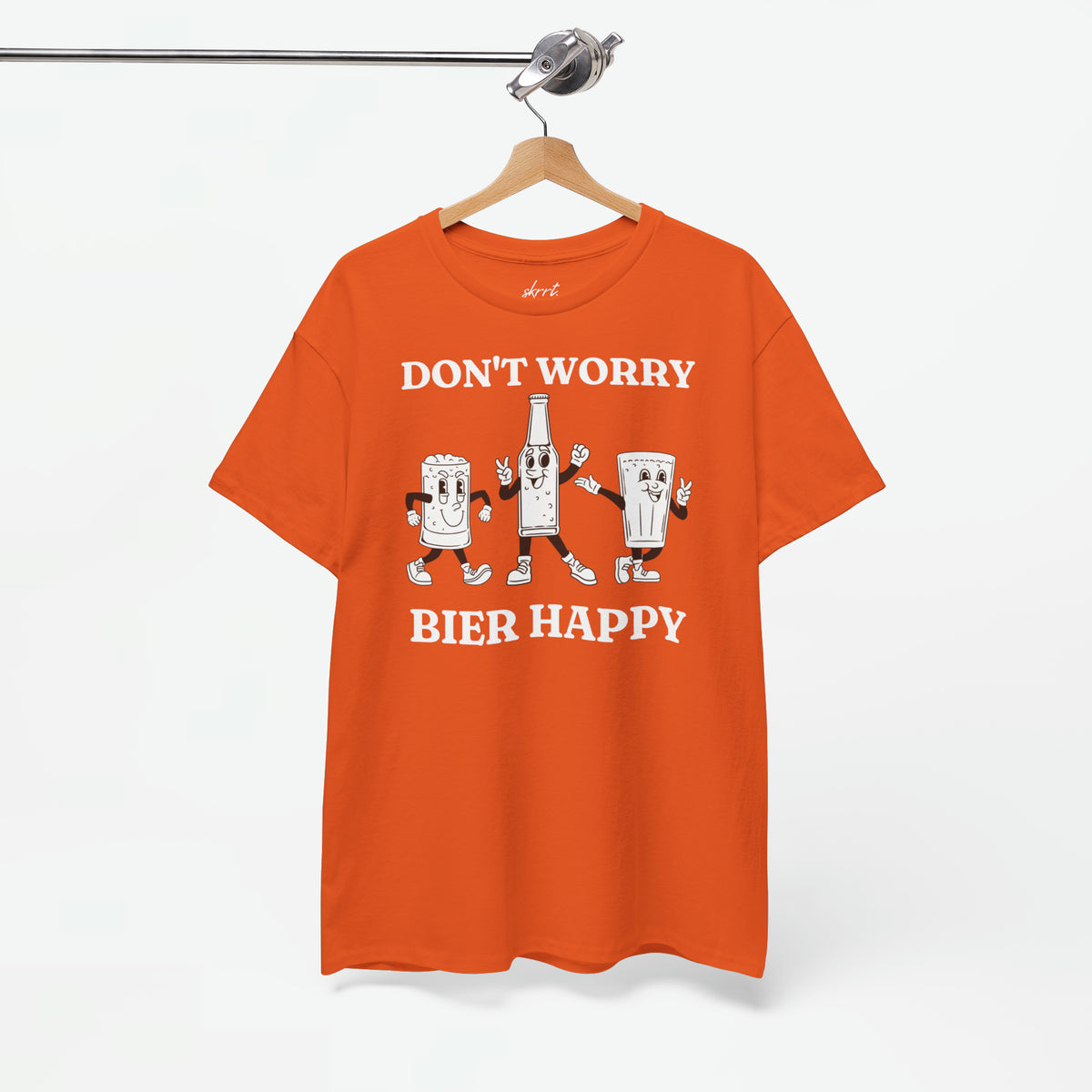 Oranje T-shirt aan houten hanger met frontprint “DON’T WORRY” en “BIER HAPPY”.