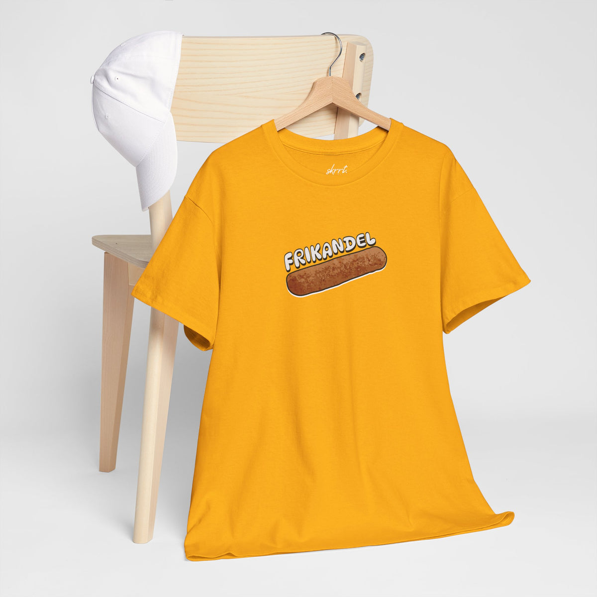 Oranje oversized T-shirt met Frikandel-frontprint op houten kledinghanger