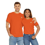 Oranje T-shirt voor dames en heren met kleine borstprint, losvallende stijl