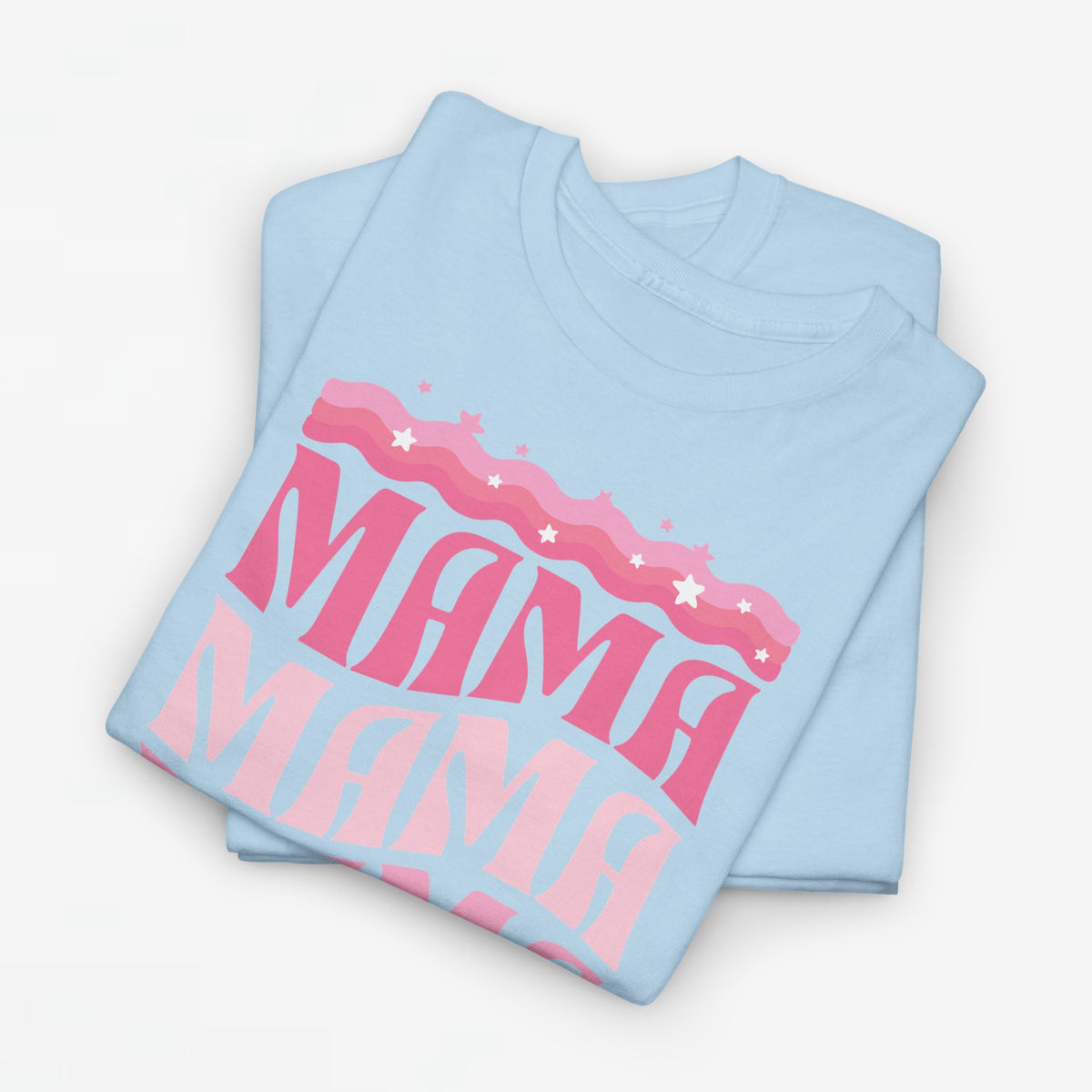 Oversized T-shirt in lichtblauw met roze “mama” print aan de voorkant.