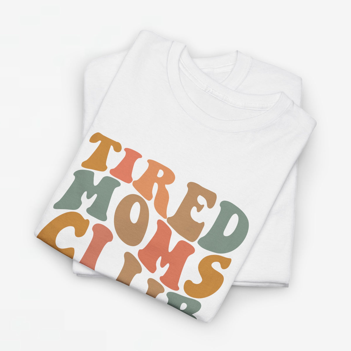 Oversized T-shirt wit met kleurrijke 'Tired Moms Club' print op de borst.
