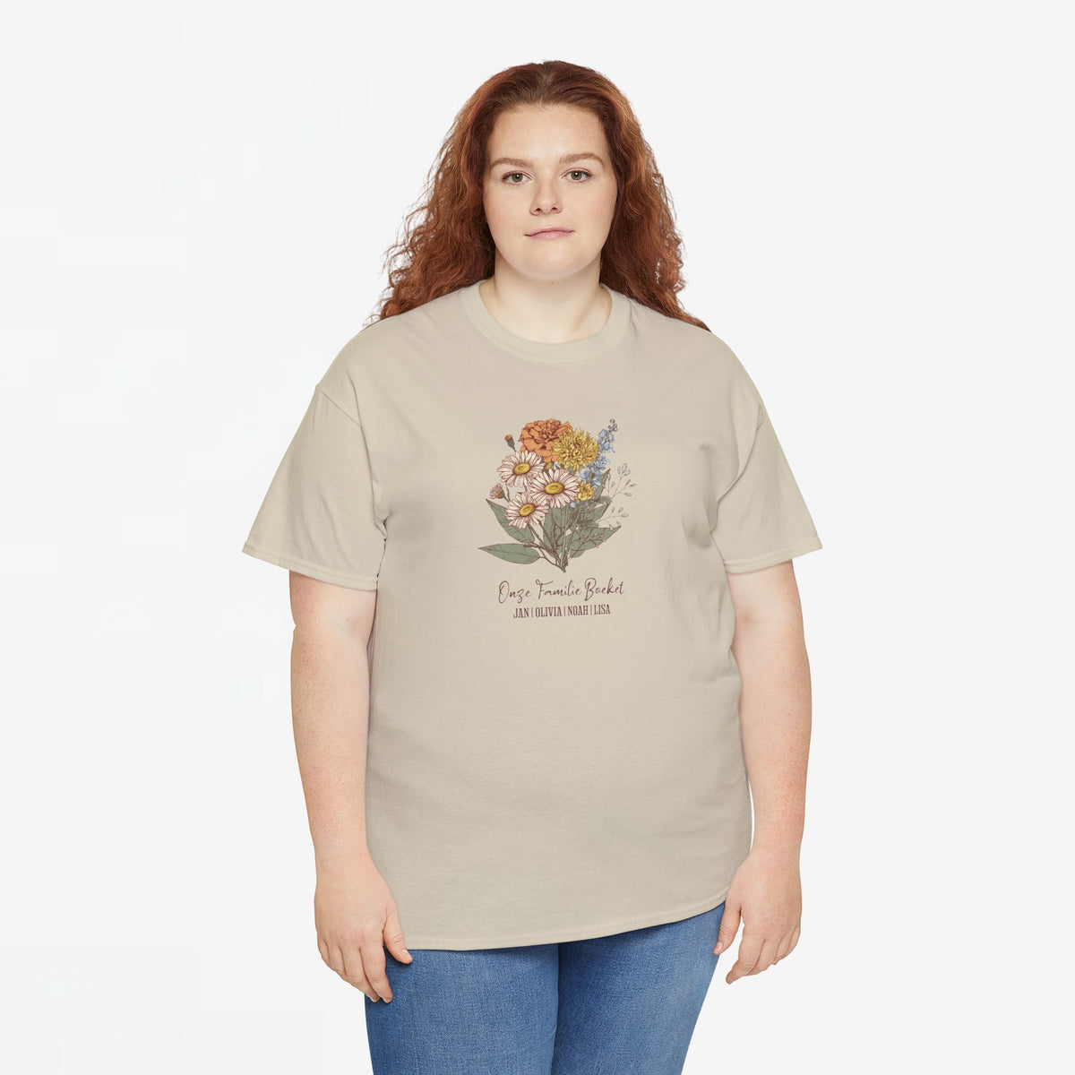 Beige T-shirt met bloemenboeketprint en kleine tekst onder de afbeelding