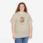Beige T-shirt met bloemenboeketprint en kleine tekst onder de afbeelding