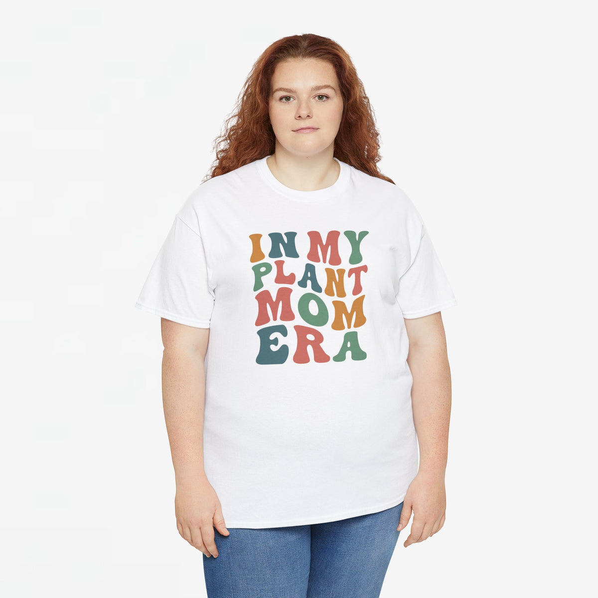 Witte oversized t-shirt met kleurrijke In My Plant Mom Era-tekstprint op model