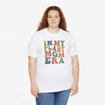 Witte oversized t-shirt met kleurrijke In My Plant Mom Era-tekstprint op model