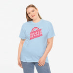 Lichtblauw oversized T-shirt met ronde hals en rode “BESTE MAMA” opdruk op de borst.
