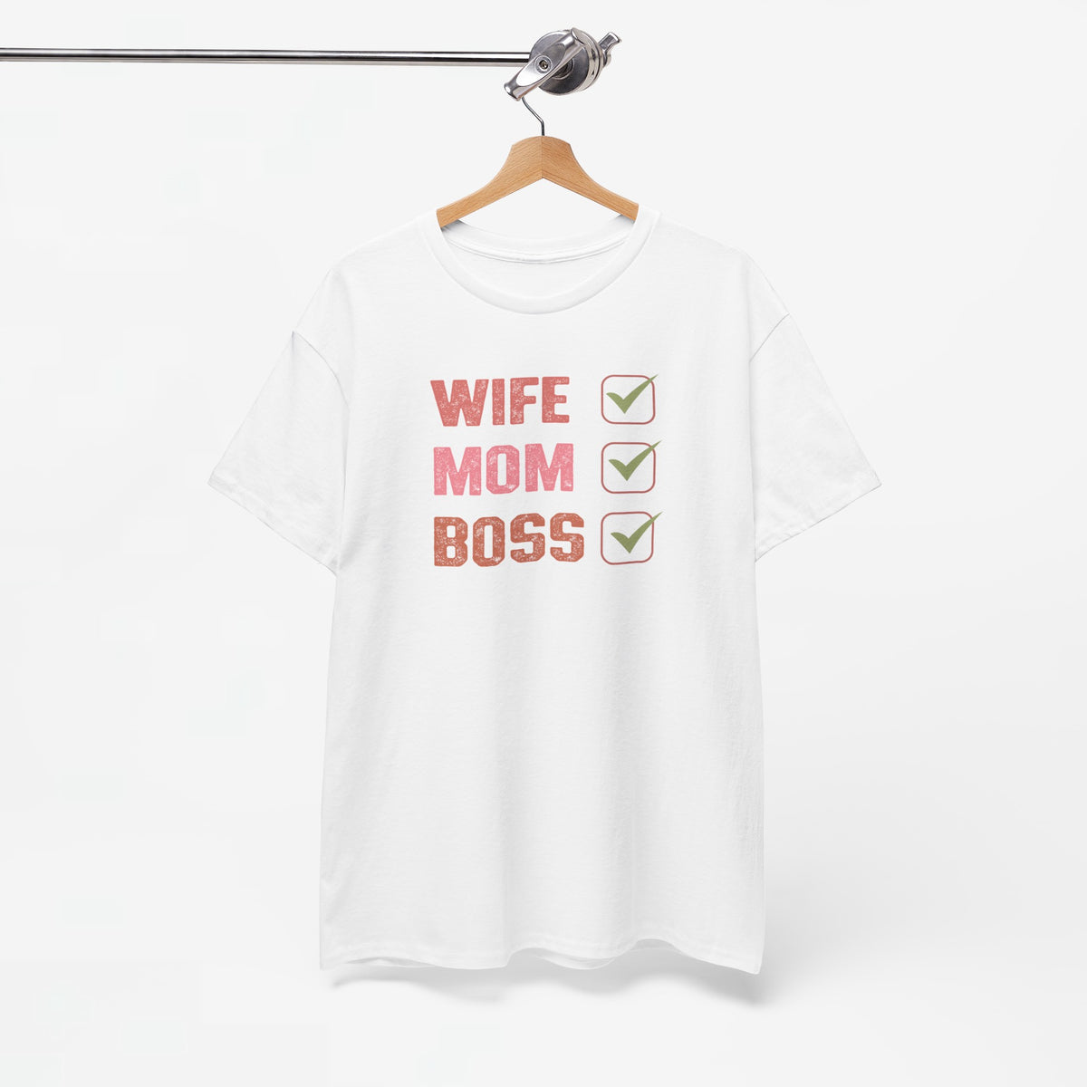 Wit T-shirt met 'WIFE MOM BOSS' print en drie groene vinkjes