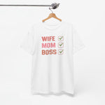 Wit T-shirt met 'WIFE MOM BOSS' print en drie groene vinkjes