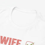 Wit T-shirt close-up met ronde hals en deel 'WIFE' met groen vinkje
