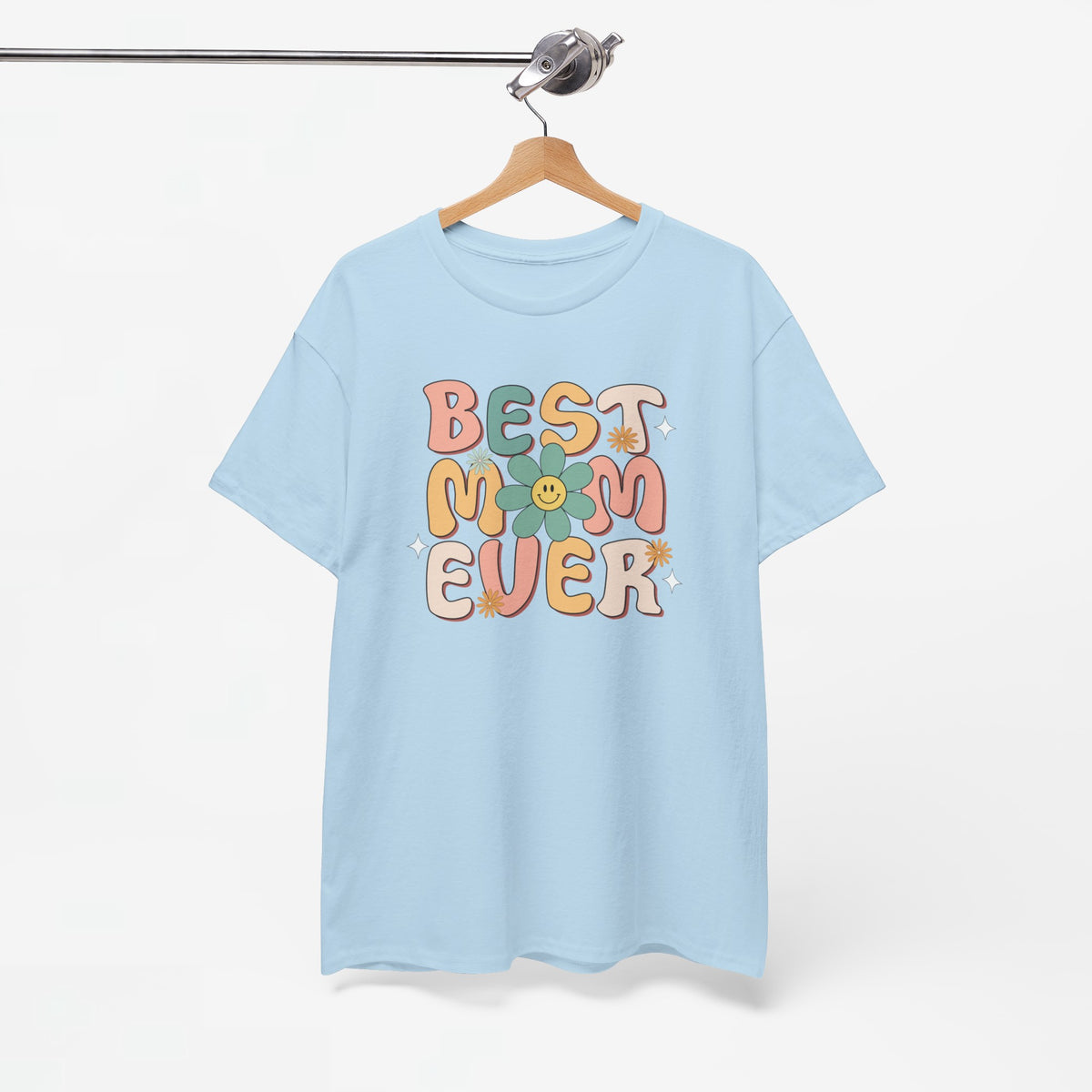 Lichtblauwe T-shirt aan houten hanger met ronde hals en 'BEST EVER' print