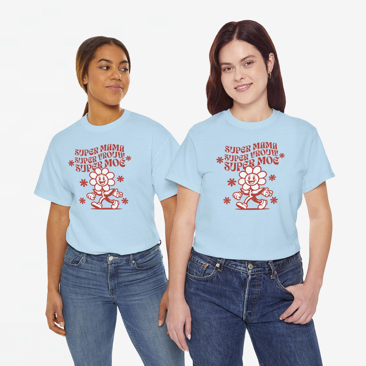 Lichtblauw oversized T-shirt met rode opdruk en ronde hals, recht vooraan