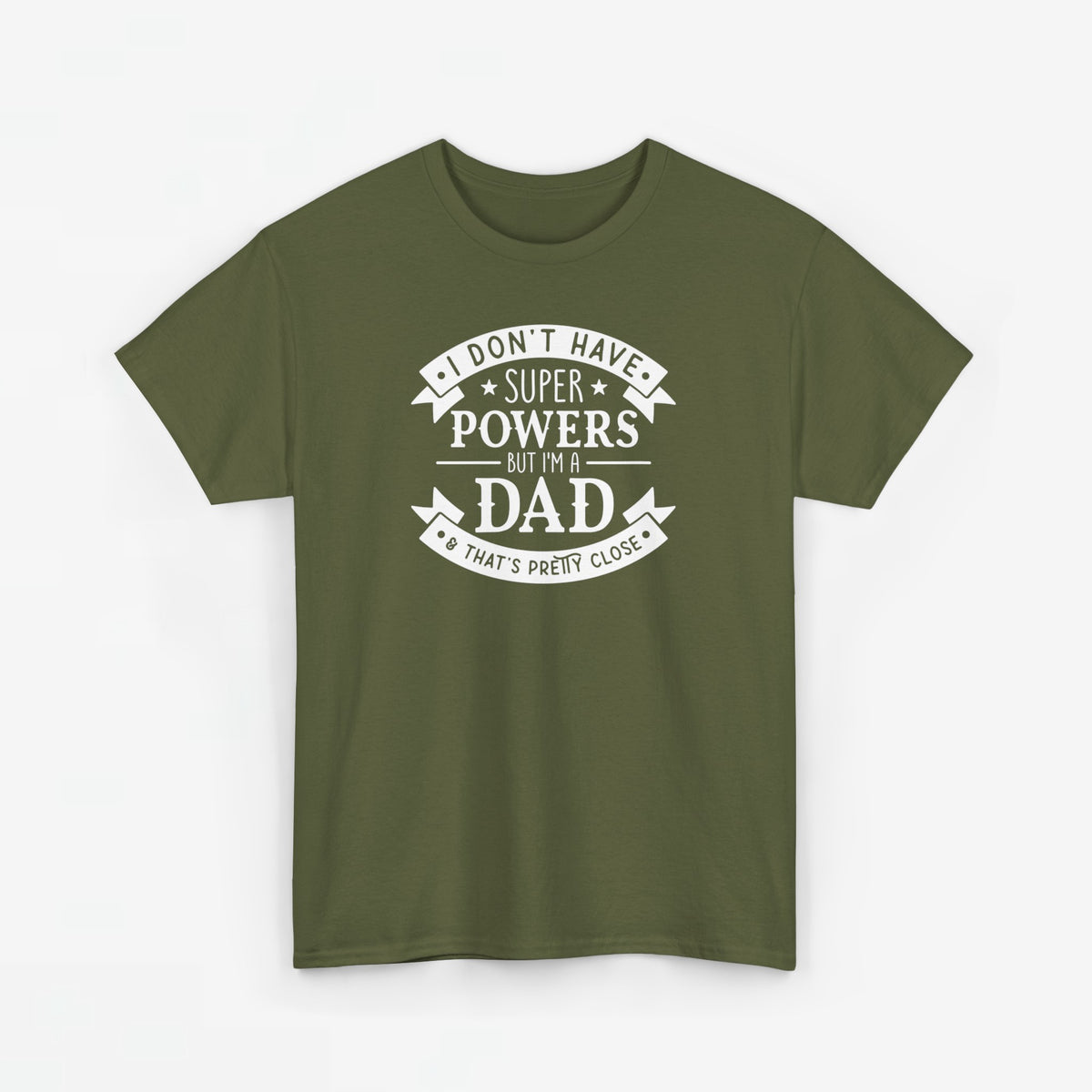 Legergroene T-shirt met witte tekstprint “superpowers” en “dad”