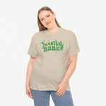Beige T-shirt met ronde hals en groene PLANTEN MAMMA print, gedragen door model