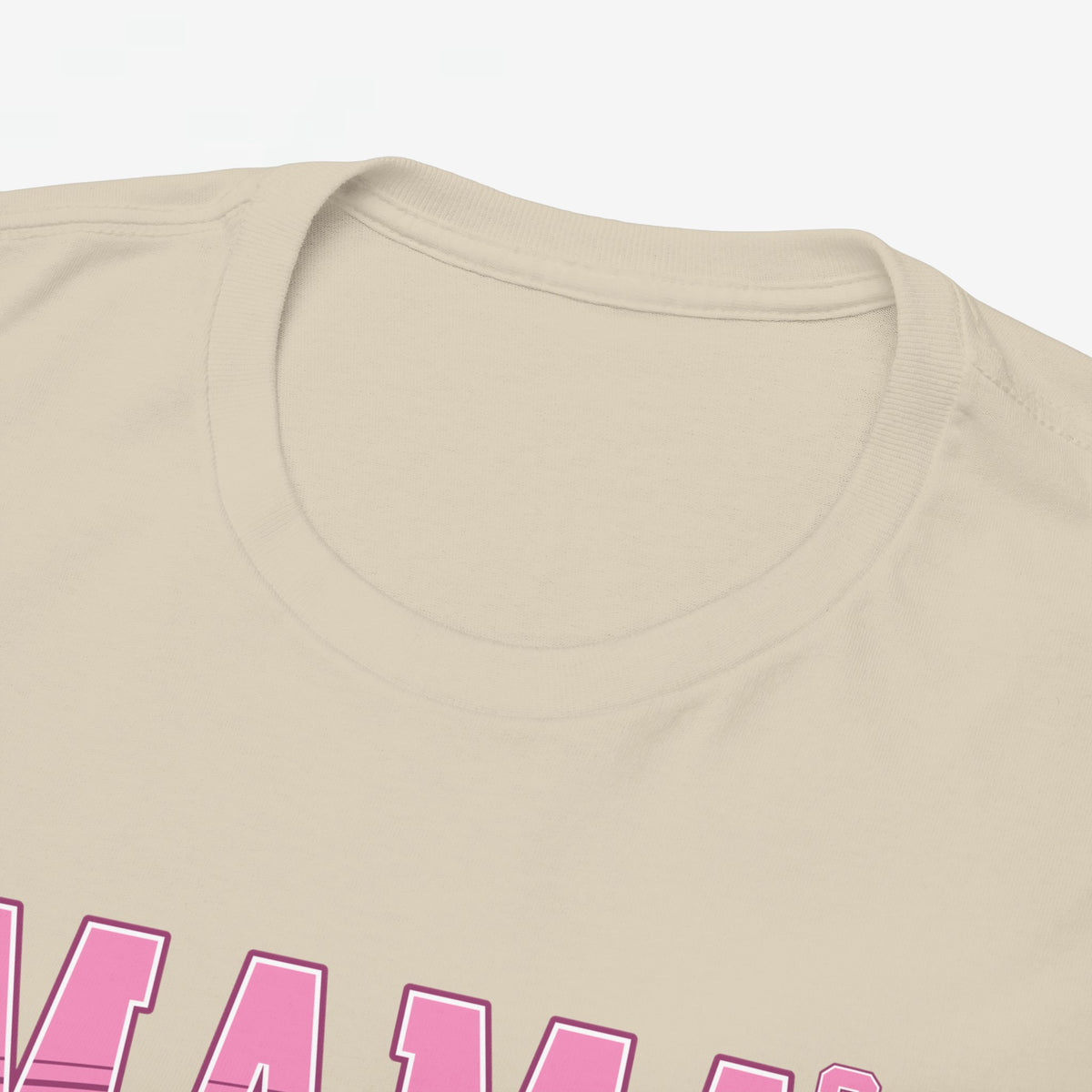 Zandkleurige kraag van een oversized T-shirt met “MAMA”-print (close-up)