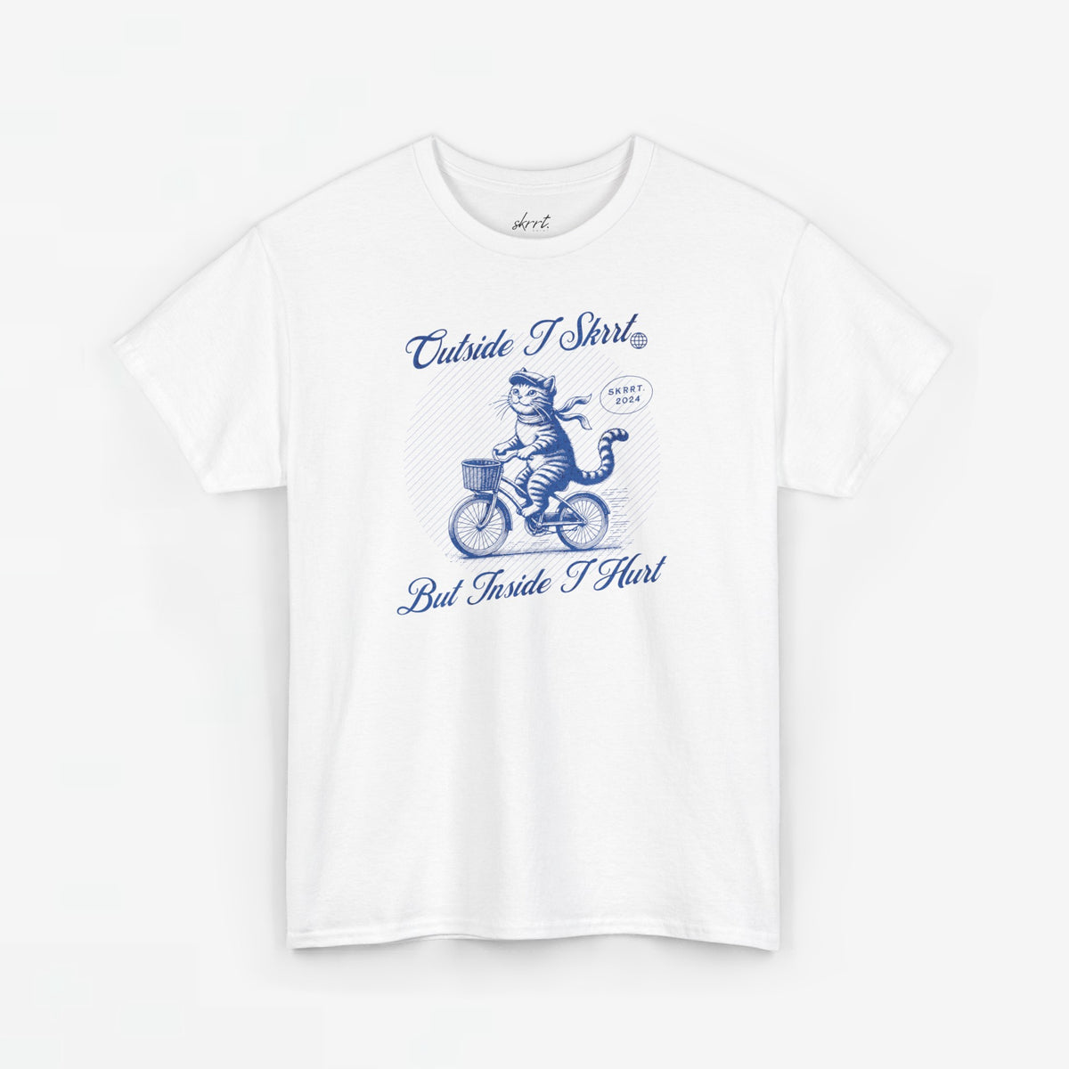 Witte oversized t-shirt met blauwe opdruk van kat op fiets en tekst voorop