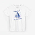 Witte oversized t-shirt met blauwe opdruk van kat op fiets en tekst voorop