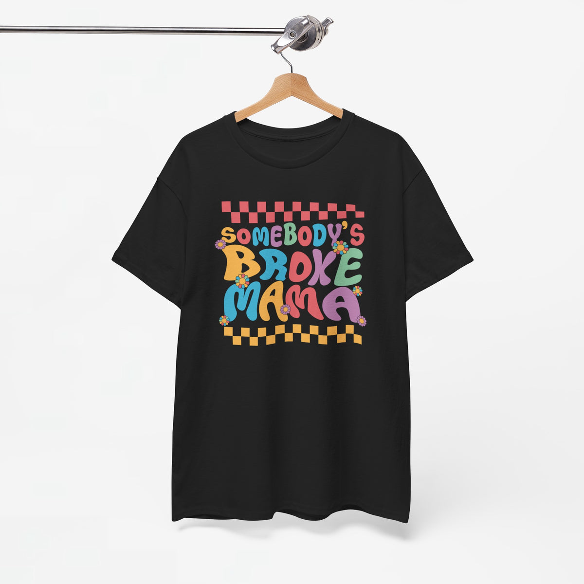 Zwart t-shirt met kleurrijke voorprint 'Somebody's Broke Mama' op hanger
