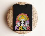 Zwarte oversized t-shirt met regenboog-paddenstoelprint en bloemaccenten