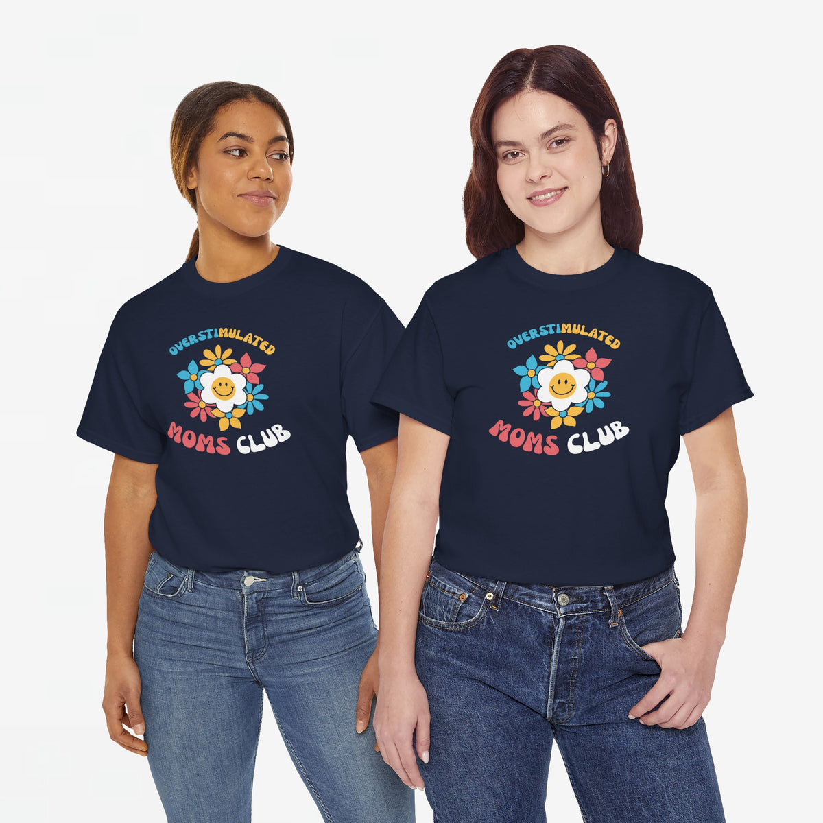 Marineblauwe t-shirt met borstprint “Overstimulated Moms Club” en kleurrijk bloem- en leeuwmotief