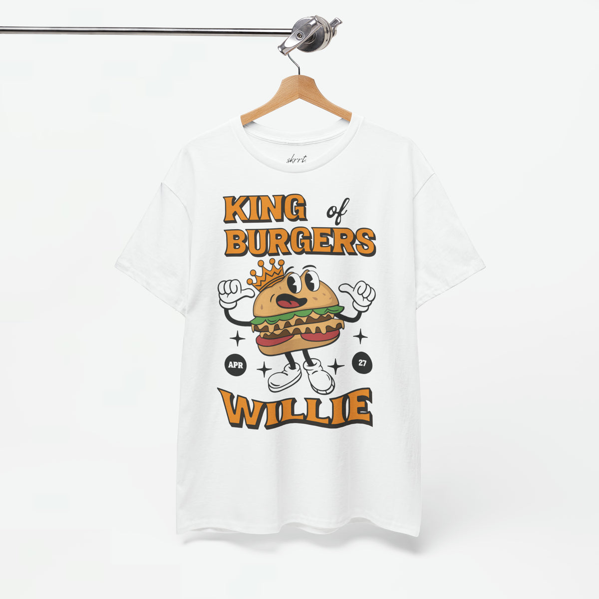Wit T-shirt op hanger met frontprint van cartoon-burger met kroon en ‘WILLIE’