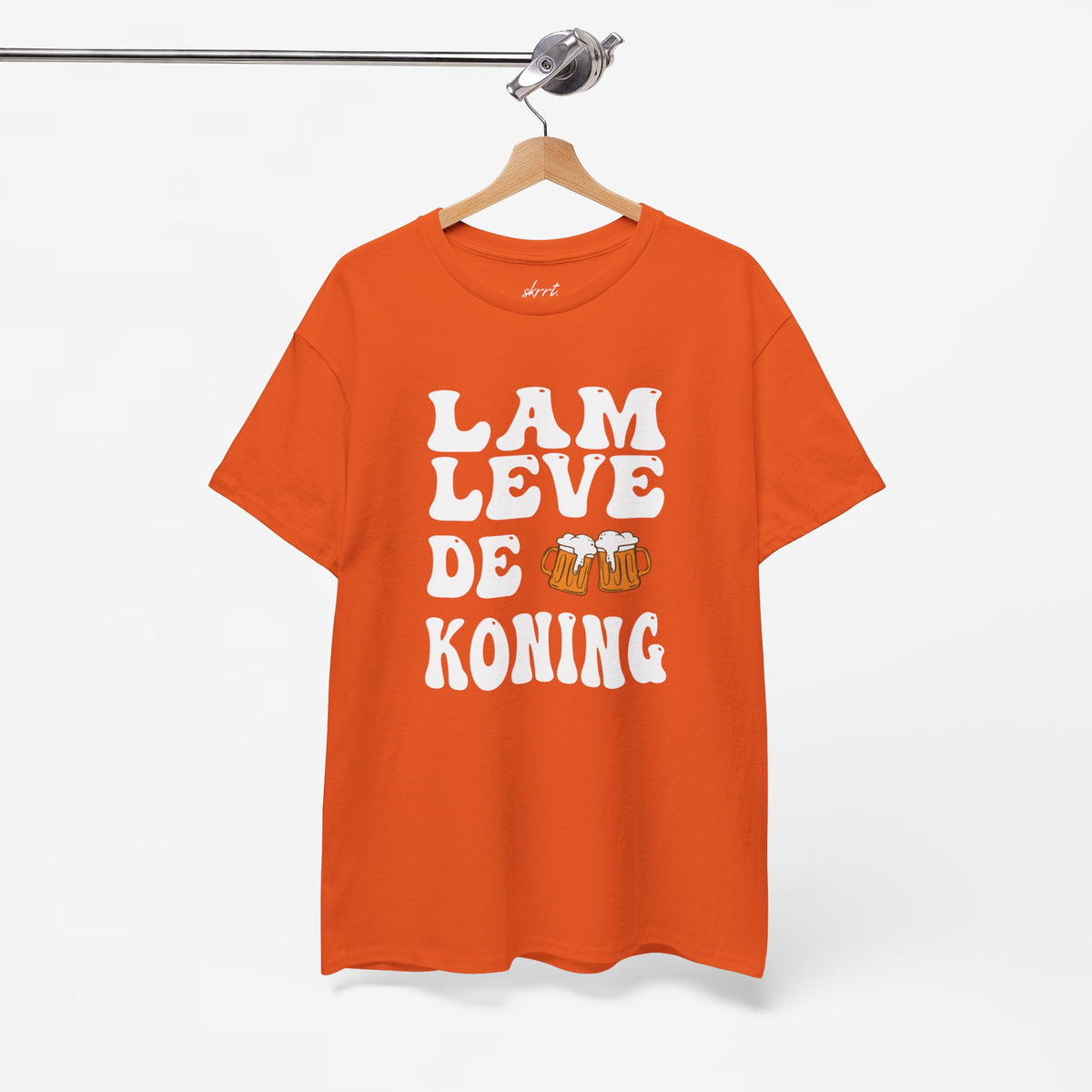 Heren T-shirt oranje op hanger met witte tekstprint “LAM LEVE DE KONING”