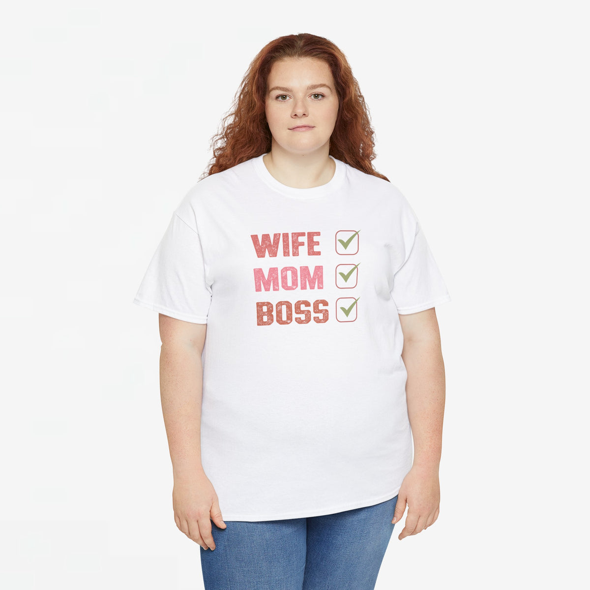 Witte T-shirt met ronde hals en opdruk “WIFE MOM BOSS” met check-icoontjes.