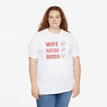Witte T-shirt met ronde hals en opdruk “WIFE MOM BOSS” met check-icoontjes.
