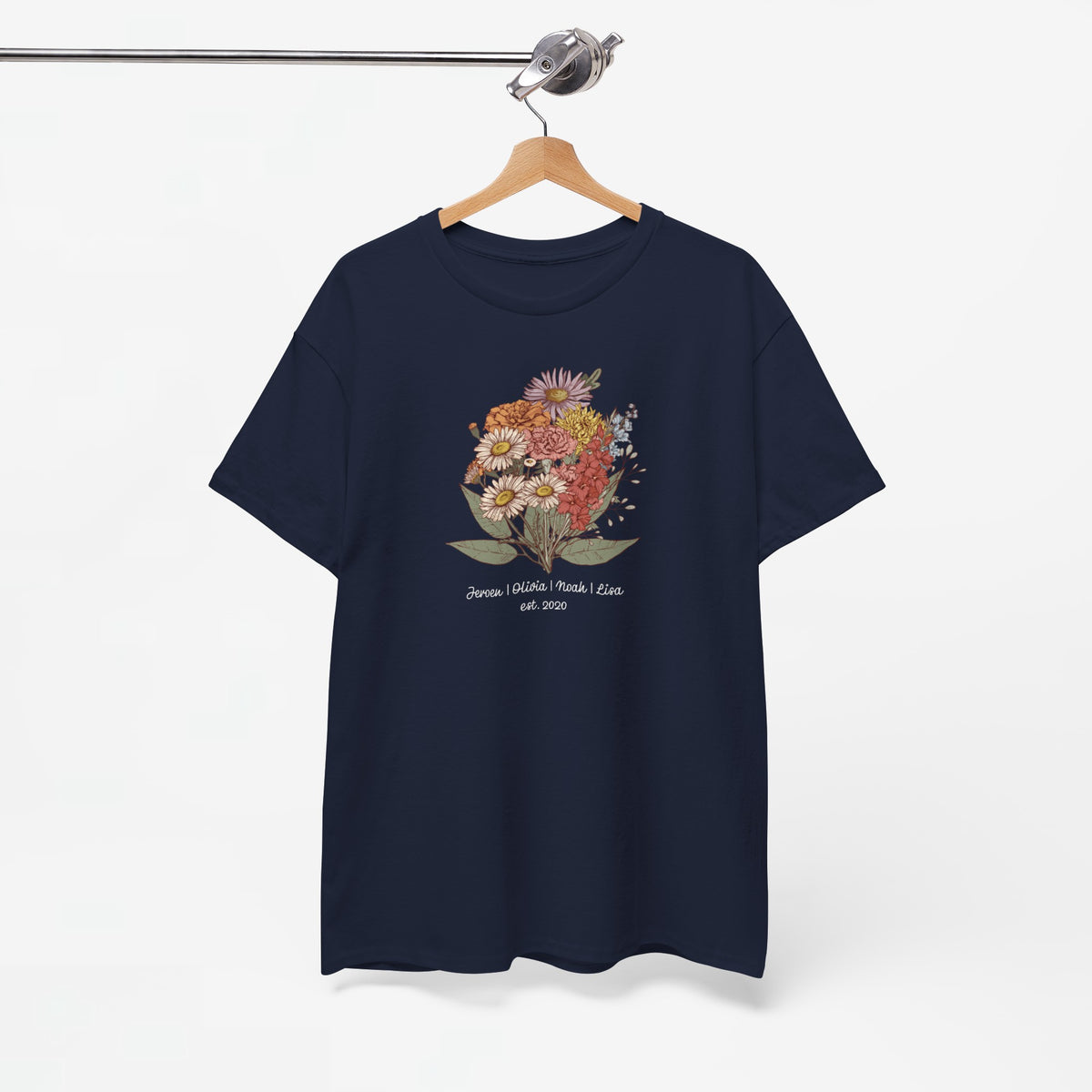 Donkerblauwe t-shirt met bloemenboeketprint en kleine tekst onderaan