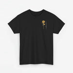 Zwart T-shirt met kleine gele bloemprint op de borst, met witte tekst