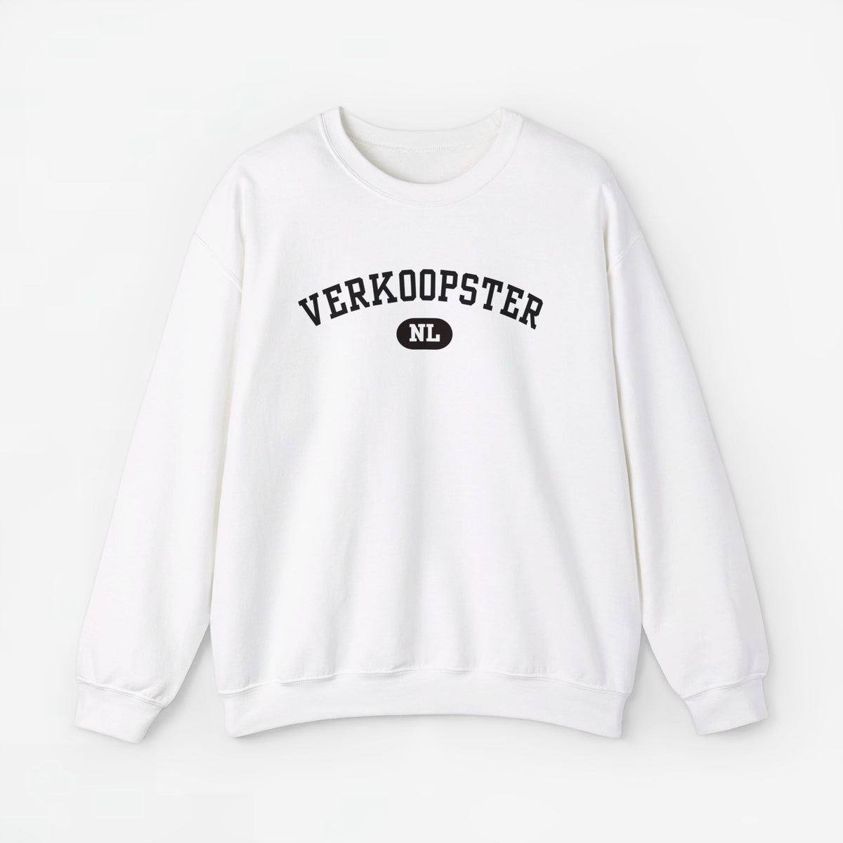 Sweatshirt met ronde hals in wit met zwarte 'VERKOOPSTER NL' print vooraan