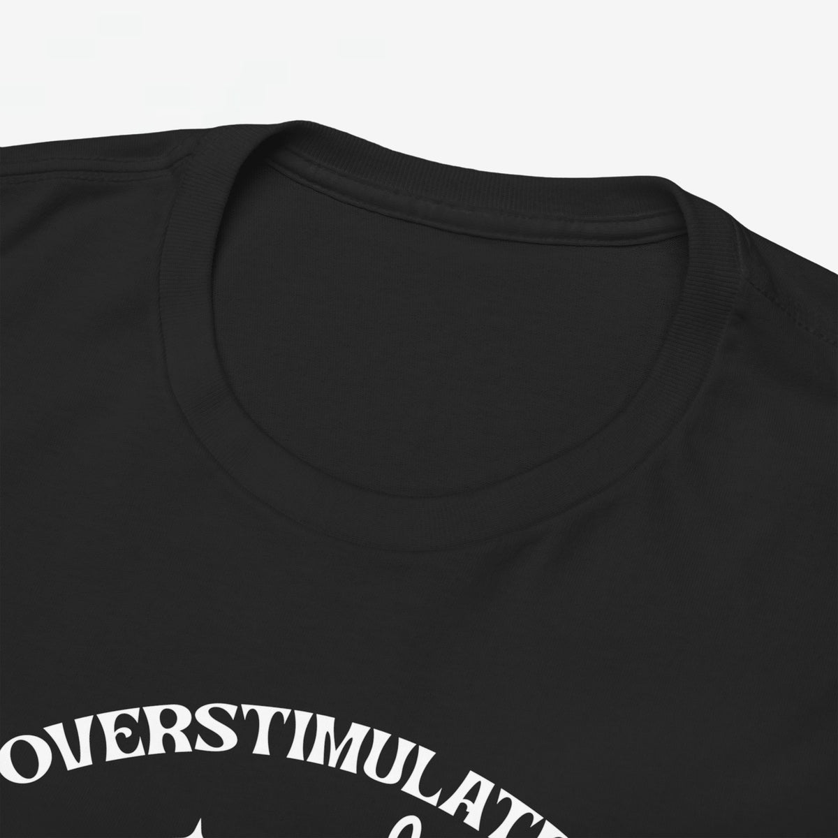Zwarte T-shirt kraag met ronde hals, close-up van bovenpand en zoomnaad.