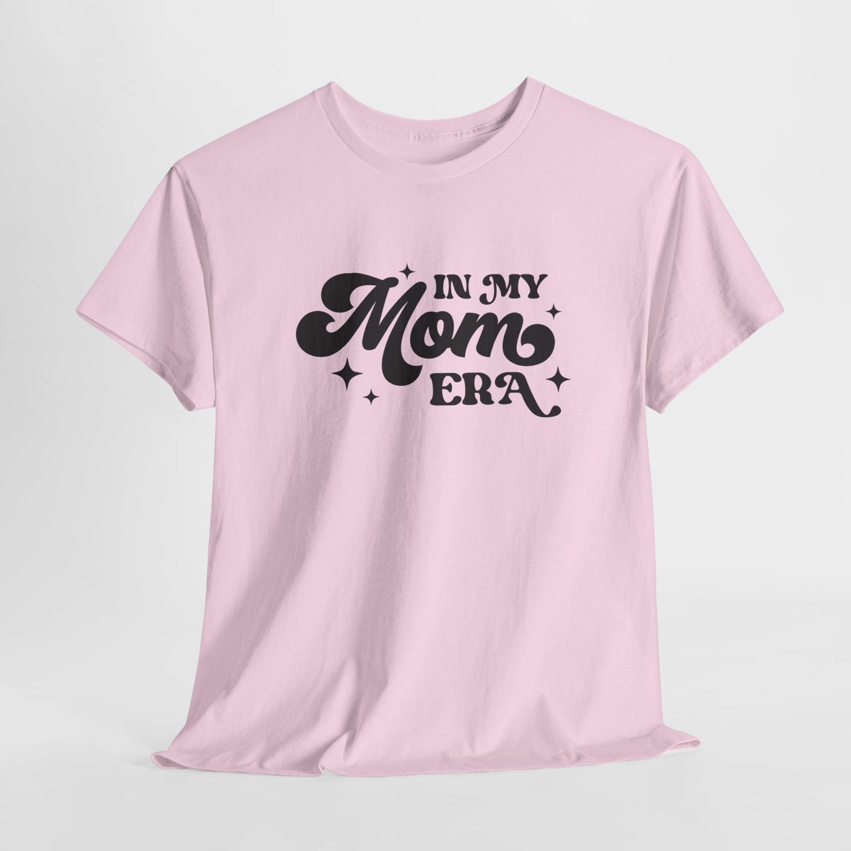 Roze T-shirt met borstprint “In my Mom Era” en ronde hals.