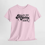 Roze T-shirt met borstprint “In my Mom Era” en ronde hals.