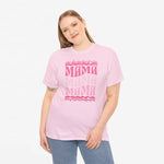 Lichtroze oversized T-shirt met roze “MAMA”-print op een model