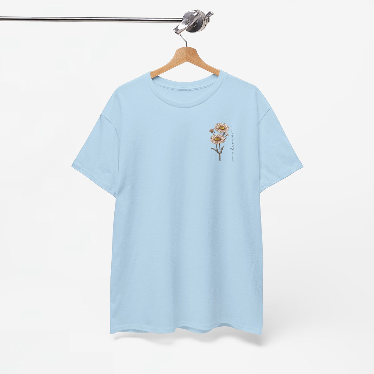 T-shirt lichtblauw met bloemenprint op de borst aan kledinghanger
