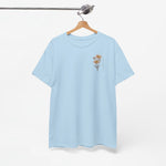 T-shirt lichtblauw met bloemenprint op de borst aan kledinghanger