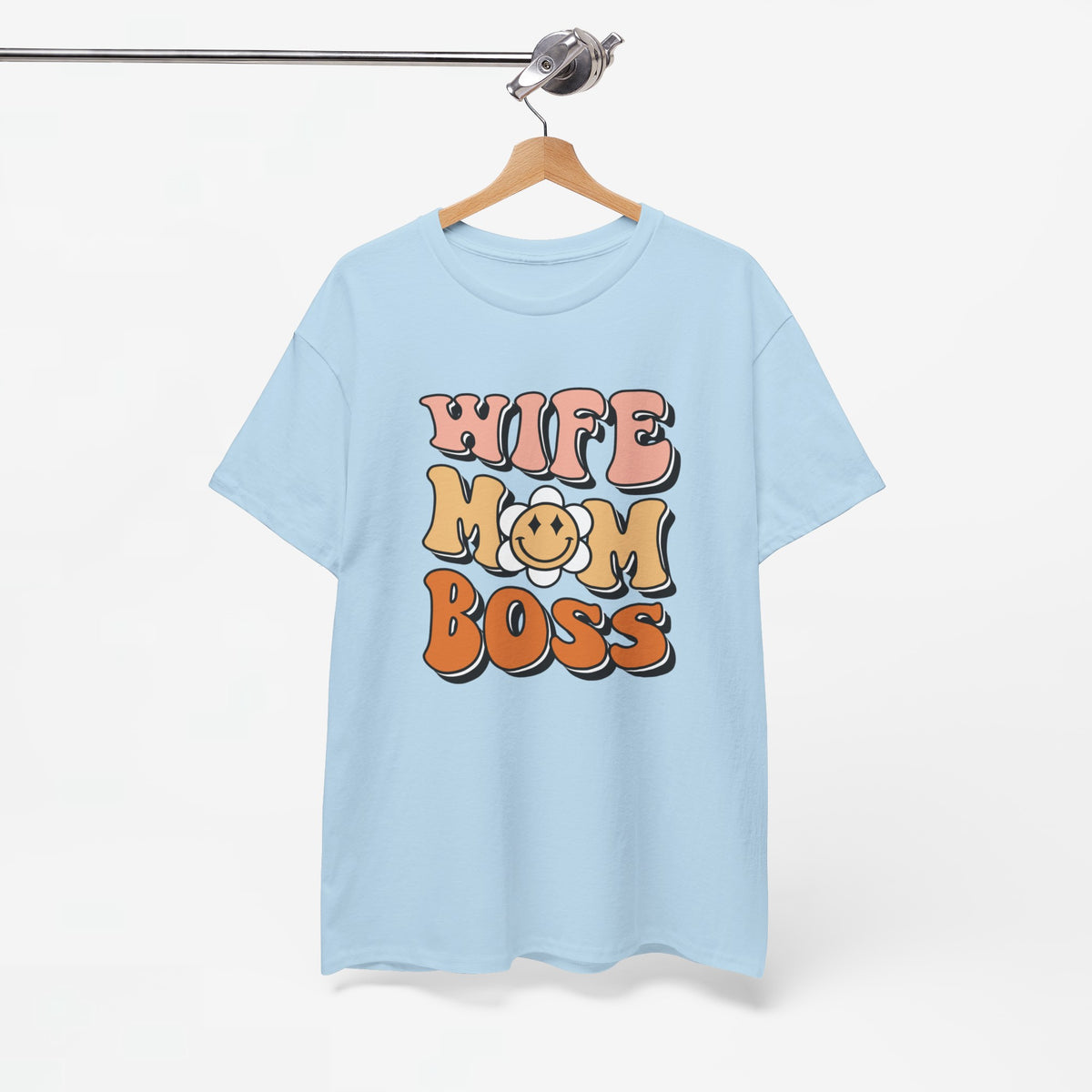Lichtblauw T-shirt aan kledinghanger met opdruk 'WIFE MOM BOSS'